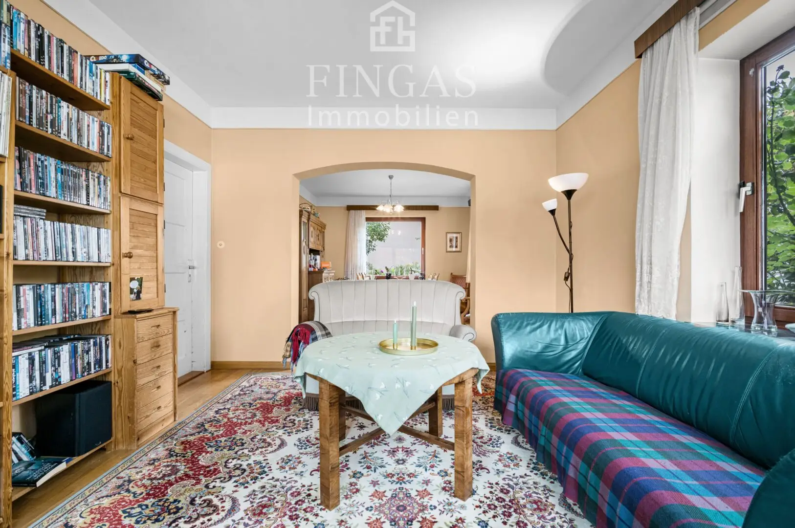 Wohnzimmer + Durchgang zum Esszimmer