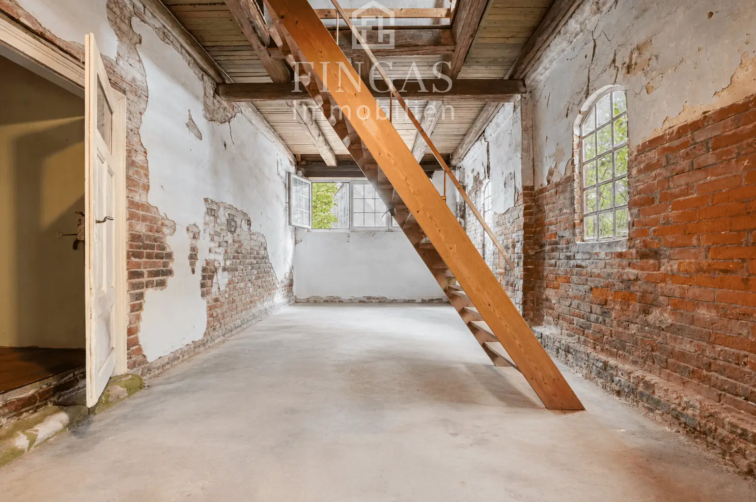 Nicht ausgebauter Gebäudeteil direktem Zugang zum Wohnhaus