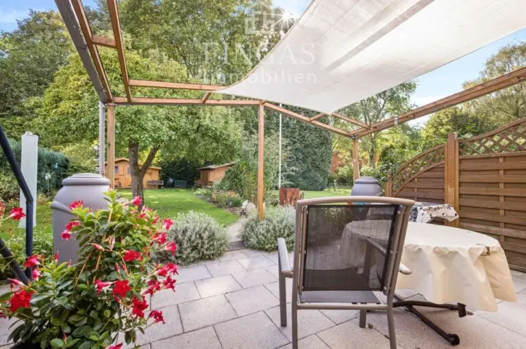 Terrasse mit Blick in Garten