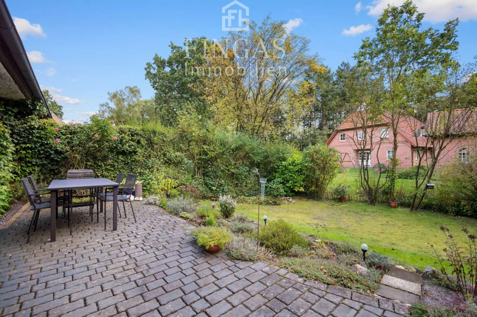 Blick auf Terrasse und Garten