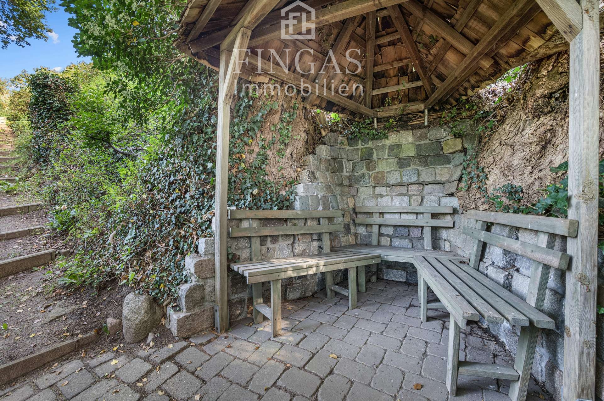 Pavillon auf dem Weg zum Fluss