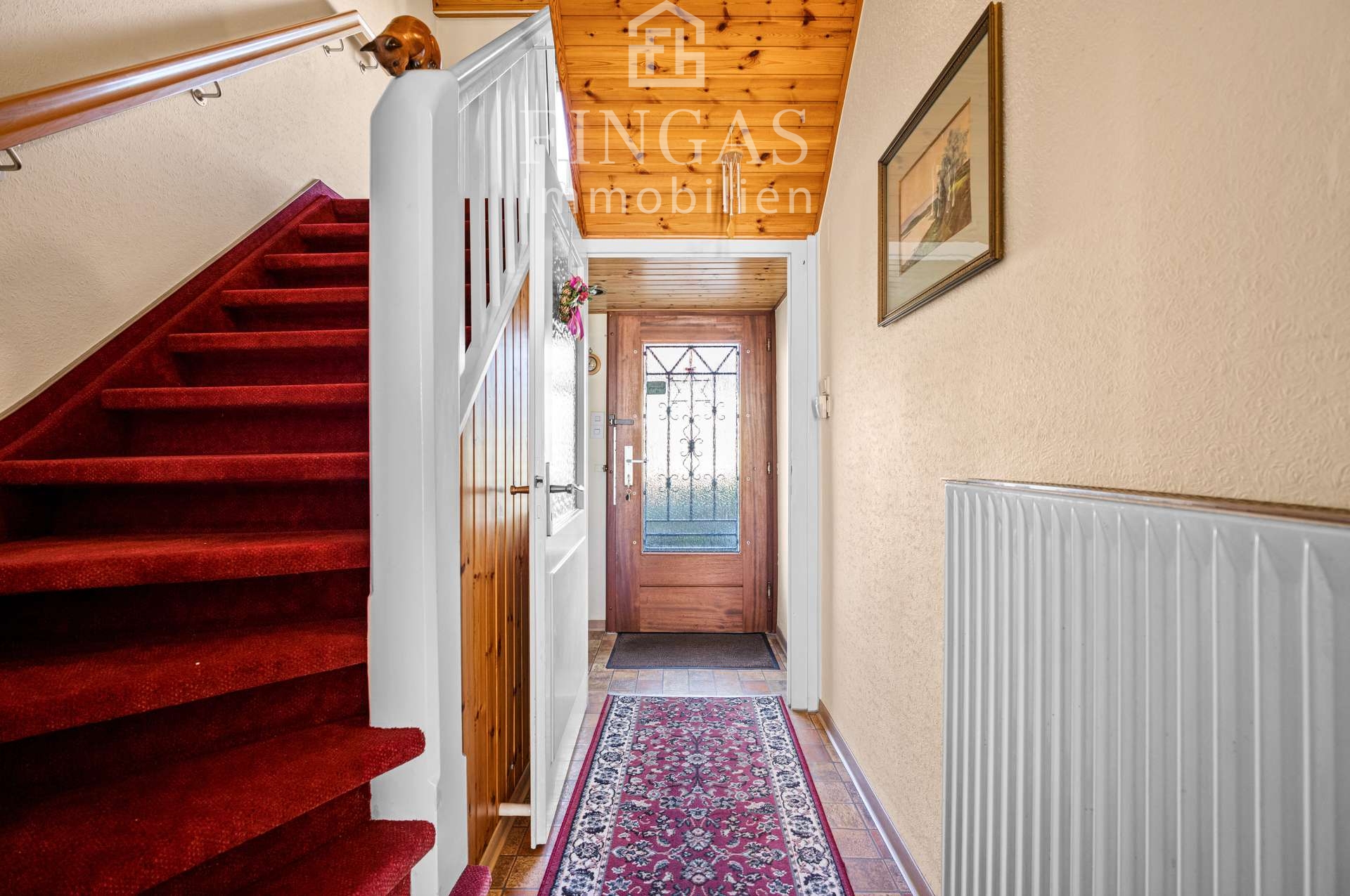 Flur und Treppe ins OG